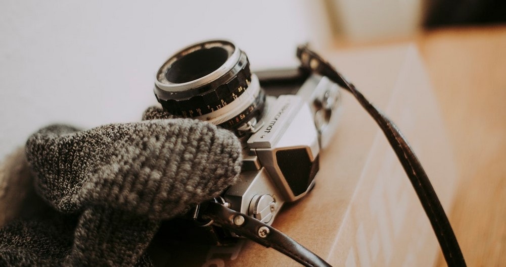 How to attach a strap to a mirrorless camera How to attach a strap to a mirrorless camera